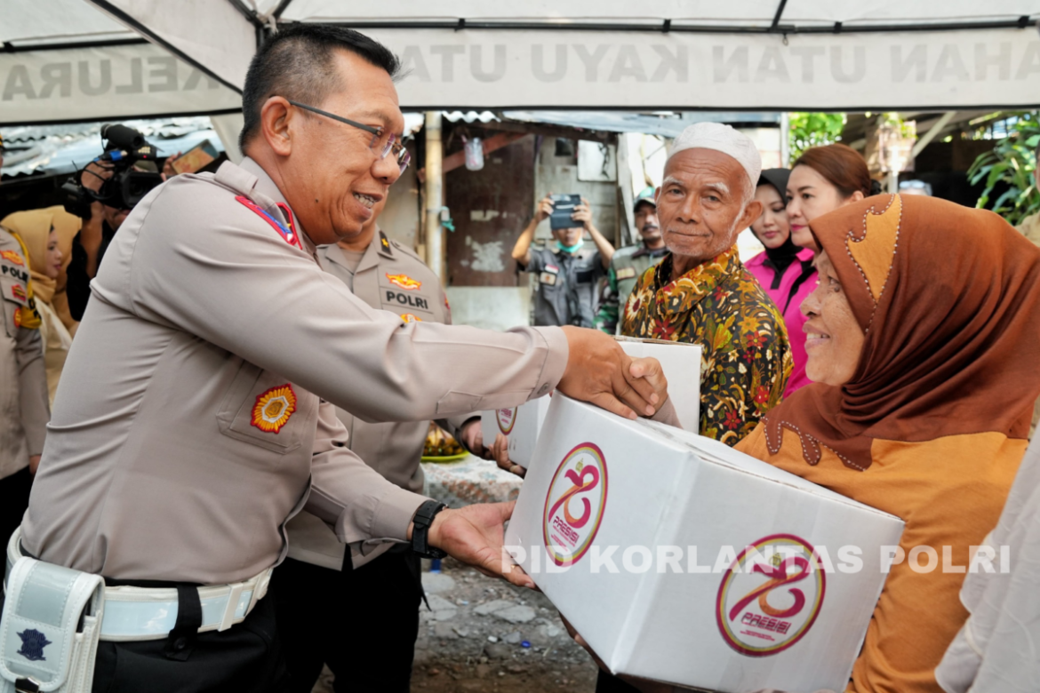 Dirgakkum Sambangi Warga Jaktim Serahkan Bansos Jelang HUT ke-78 Bhayangkara